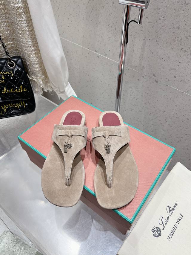 Loro Piana 25春夏LP顶级版本英伦宝石吊坠夹脚平底拖鞋凉鞋原来这就是传说走两万步都不会累脚的夹脚凉鞋把颜值和脚感都拿捏住了，上脚一走就会被彻底沦陷～