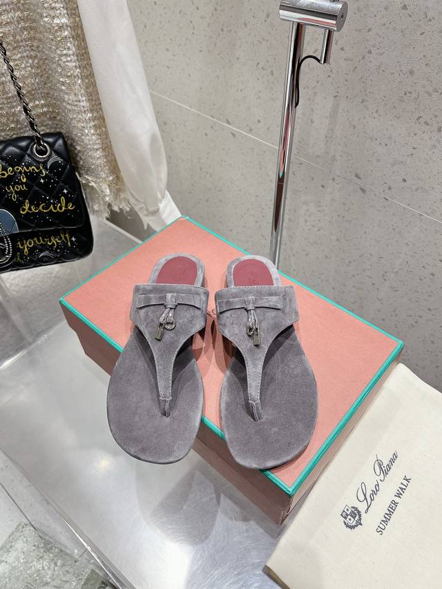 Loro Piana 25春夏LP顶级版本英伦宝石吊坠夹脚平底拖鞋凉鞋原来这就是传说走两万步都不会累脚的夹脚凉鞋把颜值和脚感都拿捏住了，上脚一走就会被彻底沦陷～
