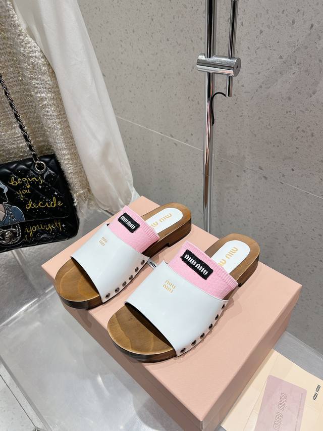 高品质出厂 包含一双半袜 miumiu*2025ss缪缪春夏新款平底小牛皮凉鞋拖鞋zp开发 原版拆卸，细节对版秒杀市面普通版本，miumiu真的太少女啦！皮质超