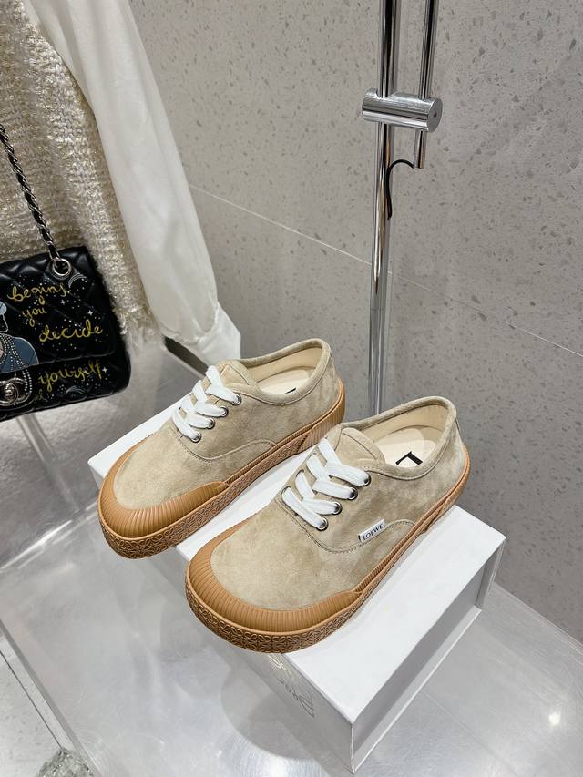 代购级 LOEWE 罗意威 新款 Terra Vulca系带运动鞋大头鞋硫化鞋搭配硫化橡胶鞋底和不对称的厚实鞋头 宽楦款 四分之一处饰有LOEWE 标志标签*A