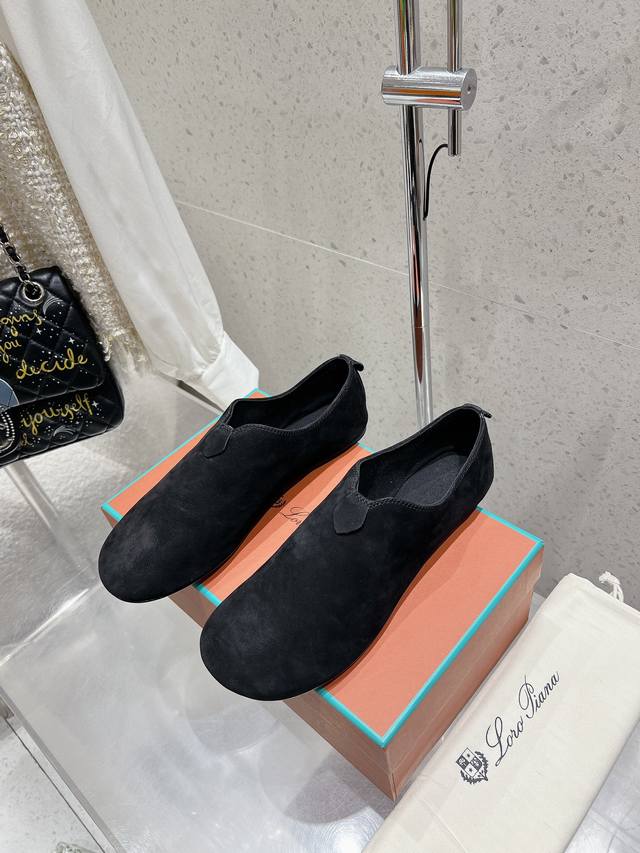 loro piana25春夏新款圆头平底乐福鞋休闲鞋诺悠翩雅Lp奢华品牌 简约高级 低调奢华 随性好穿，舒适度满分设计简约而不失优雅，鞋面干净纯粹，为整体造型增