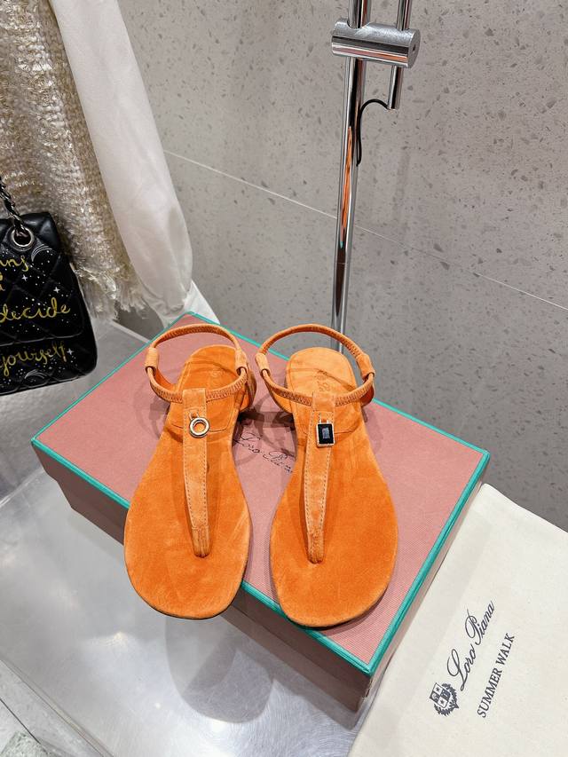 Loro Piana 25春夏LP顶级版本英伦宝石吊坠夹脚平底拖鞋凉鞋原来这就是传说走两万步都不会累脚的夹脚凉鞋把颜值和脚感都拿捏住了，上脚一走就会被彻底沦陷～
