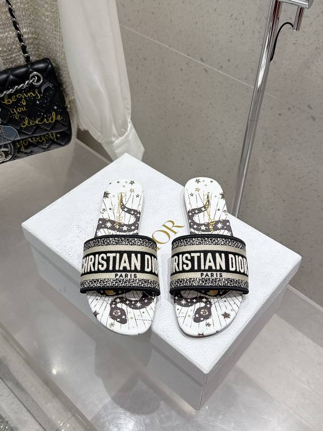 顶级版本 刺绣款 平底 中跟 水钻款 平底 中跟 Dior 2025专柜新出 迪奥刺绣字母拖鞋鞋面饰以 Miss Dior Graffiti 图案标志刺绣Mis
