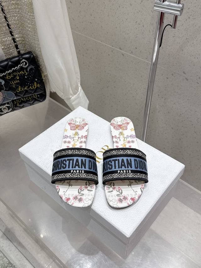 顶级版本 刺绣款 平底 中跟 水钻款 平底 中跟 Dior 2025专柜新出 迪奥刺绣字母拖鞋鞋面饰以 Miss Dior Graffiti 图案标志刺绣Mis