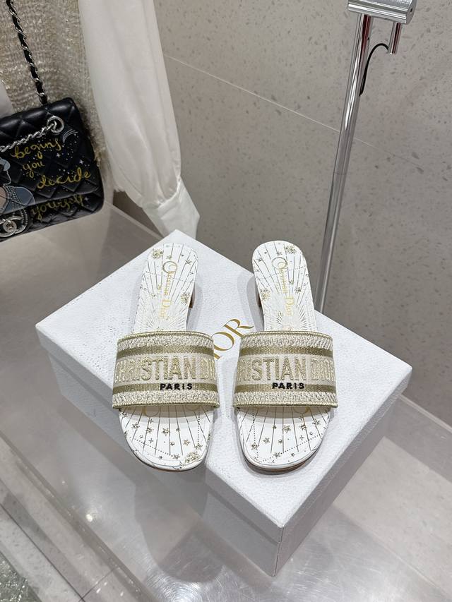 顶级版本 刺绣款 平底 中跟 水钻款 平底 中跟 Dior 2025专柜新出 迪奥刺绣字母拖鞋鞋面饰以 Miss Dior Graffiti 图案标志刺绣Mis