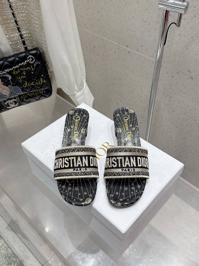 顶级版本 刺绣款 平底 中跟 水钻款 平底 中跟 Dior 2025专柜新出 迪奥刺绣字母拖鞋鞋面饰以 Miss Dior Graffiti 图案标志刺绣Mis