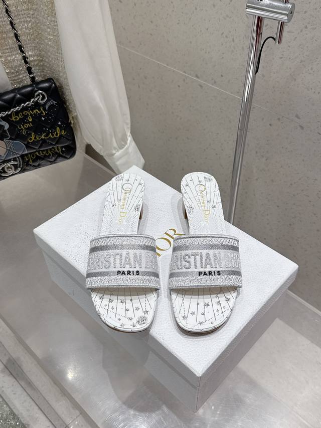 顶级版本 刺绣款 平底 中跟 水钻款 平底 中跟 Dior 2025专柜新出 迪奥刺绣字母拖鞋鞋面饰以 Miss Dior Graffiti 图案标志刺绣Mis