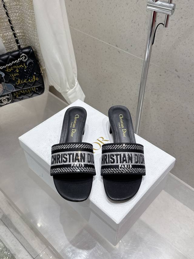 顶级版本 刺绣款 平底 中跟 水钻款 平底 中跟 Dior 2025专柜新出 迪奥刺绣字母拖鞋鞋面饰以 Miss Dior Graffiti 图案标志刺绣Mis