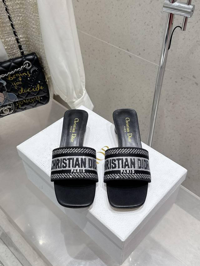 顶级版本 刺绣款 平底 中跟 水钻款 平底 中跟 Dior 2025专柜新出 迪奥刺绣字母拖鞋鞋面饰以 Miss Dior Graffiti 图案标志刺绣Mis