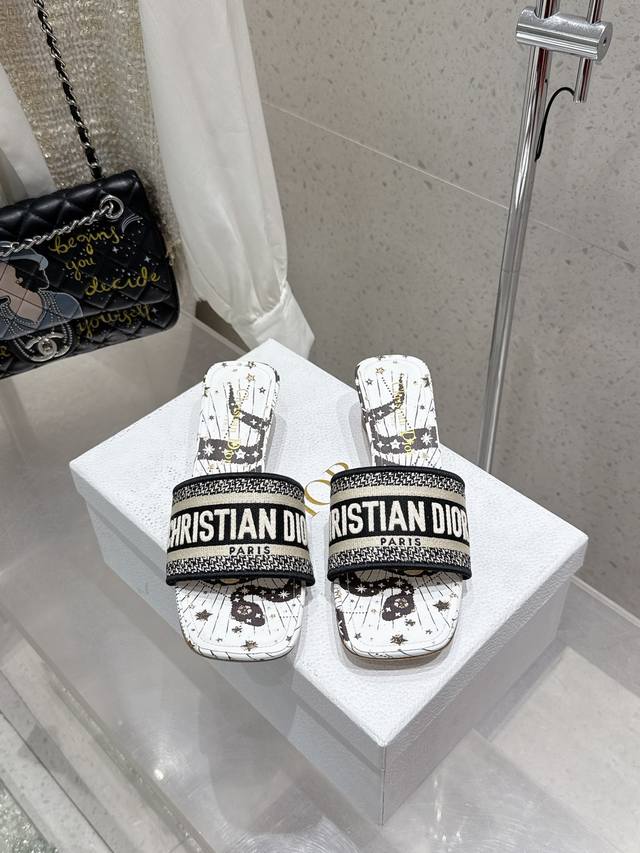 顶级版本 刺绣款 平底 中跟 水钻款 平底 中跟 Dior 2025专柜新出 迪奥刺绣字母拖鞋鞋面饰以 Miss Dior Graffiti 图案标志刺绣Mis