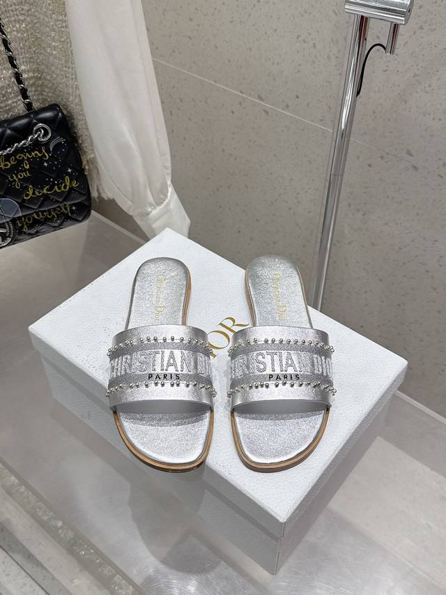 顶级版本 Dior 2025专柜新出 迪奥刺绣字母珍珠拖鞋鞋面饰以 Miss Dior Graffiti 图案标志刺绣Miss Dior Allover 图案皮