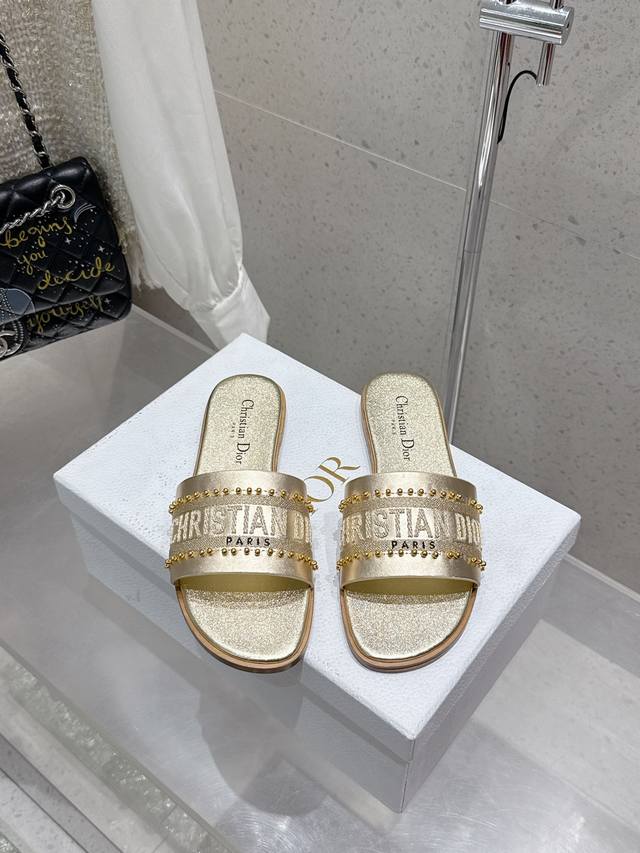 顶级版本 Dior 2025专柜新出 迪奥刺绣字母珍珠拖鞋鞋面饰以 Miss Dior Graffiti 图案标志刺绣Miss Dior Allover 图案皮
