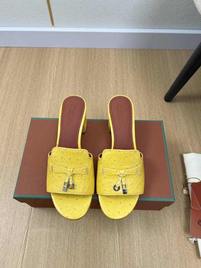 高版本 Loro Piana 2025L P2055春夏新品 专柜最新走秀款鸵鸟纹拖鞋系列泰裤辣！妥妥神器一枚 很有型 很轻便，脚感满分夏天真的太需要百搭鞋了，