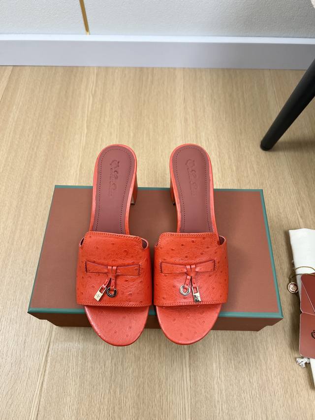 高版本 Loro Piana 2025L P2055春夏新品 专柜最新走秀款鸵鸟纹拖鞋系列泰裤辣！妥妥神器一枚 很有型 很轻便，脚感满分夏天真的太需要百搭鞋了，