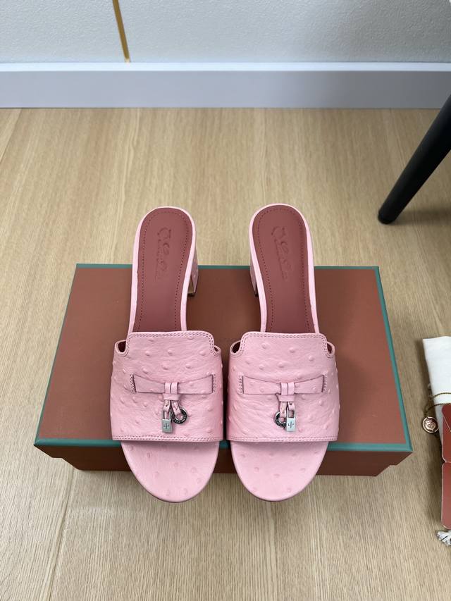 高版本 Loro Piana 2025L P2055春夏新品 专柜最新走秀款鸵鸟纹拖鞋系列泰裤辣！妥妥神器一枚 很有型 很轻便，脚感满分夏天真的太需要百搭鞋了，