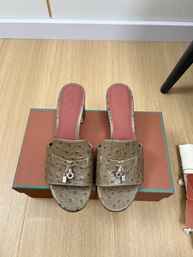 高版本 Loro Piana 2025L P2055春夏新品 专柜最新走秀款鸵鸟纹拖鞋系列泰裤辣！妥妥神器一枚 很有型 很轻便，脚感满分夏天真的太需要百搭鞋了，