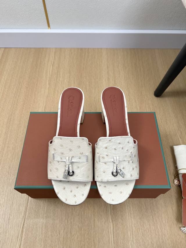 高版本 Loro Piana 2025L P2055春夏新品 专柜最新走秀款鸵鸟纹拖鞋系列泰裤辣！妥妥神器一枚 很有型 很轻便，脚感满分夏天真的太需要百搭鞋了，