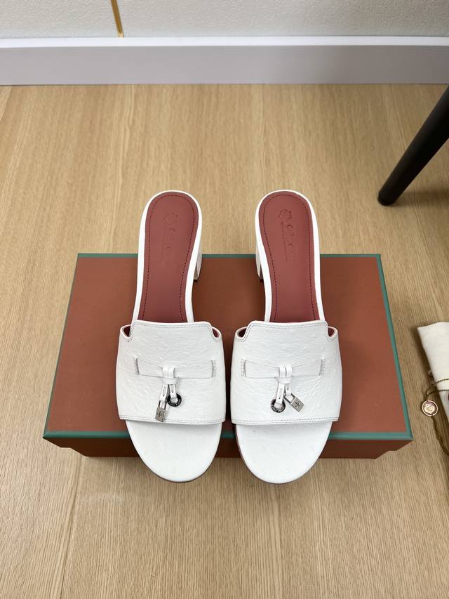高版本 Loro Piana 2025L P2055春夏新品 专柜最新走秀款鸵鸟纹拖鞋系列泰裤辣！妥妥神器一枚 很有型 很轻便，脚感满分夏天真的太需要百搭鞋了，