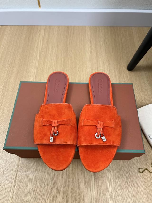 高版本 Loro Piana 2025L P2055春夏新品 专柜最新走秀款拖鞋系列泰裤辣！妥妥神器一枚 很有型 很轻便，脚感满分夏天真的太需要百搭鞋了，怎么搭