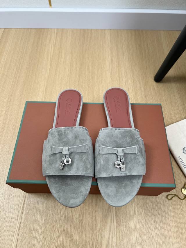 高版本 Loro Piana 2025L P2055春夏新品 专柜最新走秀款拖鞋系列泰裤辣！妥妥神器一枚 很有型 很轻便，脚感满分夏天真的太需要百搭鞋了，怎么搭