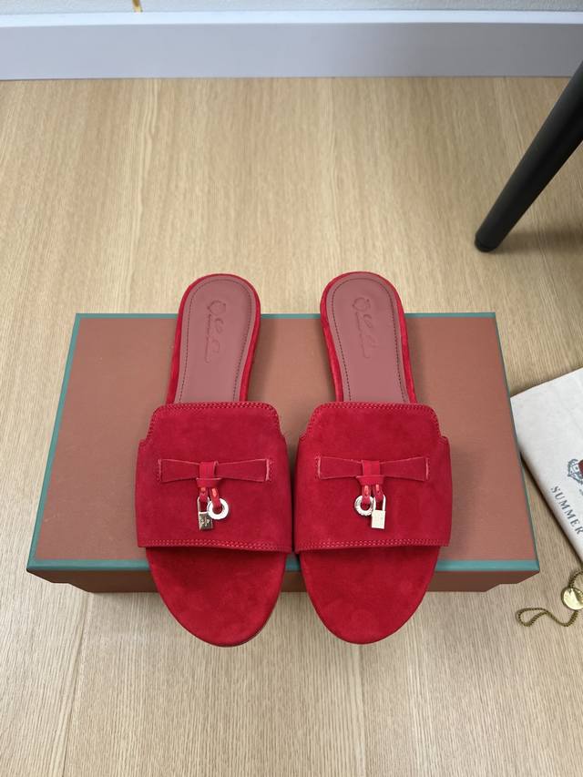 高版本 Loro Piana 2025L P2055春夏新品 专柜最新走秀款拖鞋系列泰裤辣！妥妥神器一枚 很有型 很轻便，脚感满分夏天真的太需要百搭鞋了，怎么搭