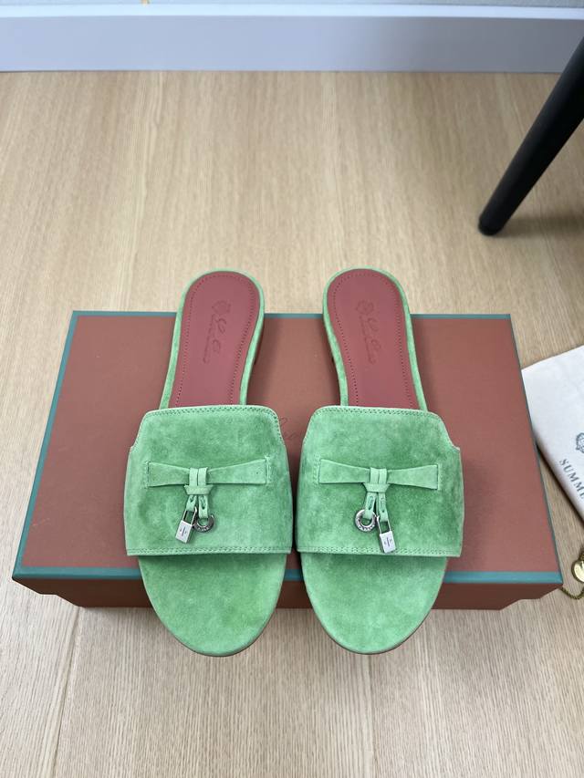 高版本 Loro Piana 2025L P2055春夏新品 专柜最新走秀款拖鞋系列泰裤辣！妥妥神器一枚 很有型 很轻便，脚感满分夏天真的太需要百搭鞋了，怎么搭