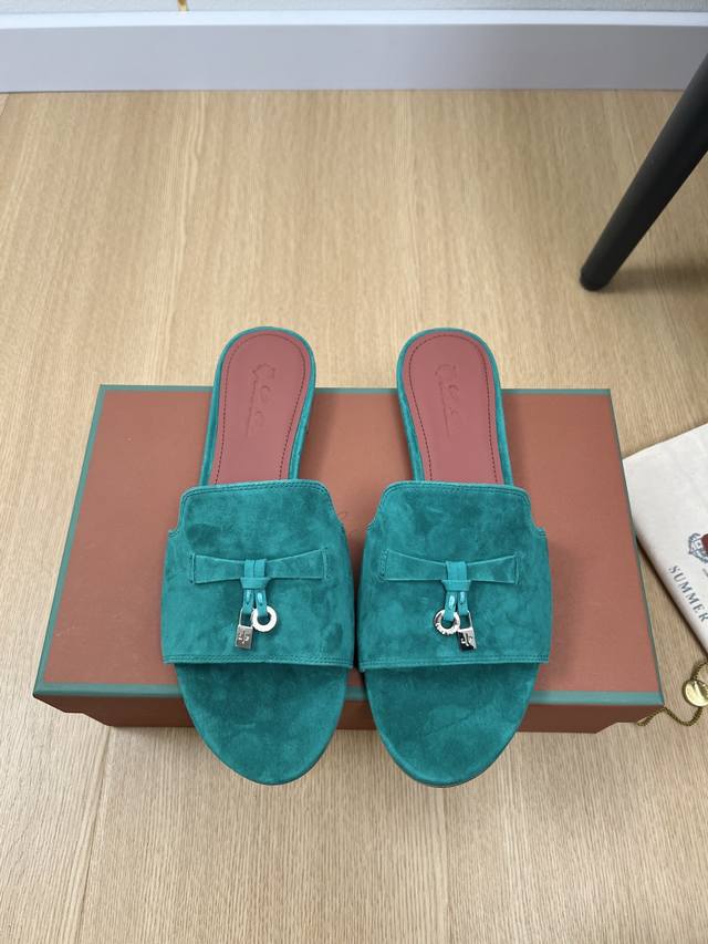高版本 Loro Piana 2025L P2055春夏新品 专柜最新走秀款拖鞋系列泰裤辣！妥妥神器一枚 很有型 很轻便，脚感满分夏天真的太需要百搭鞋了，怎么搭