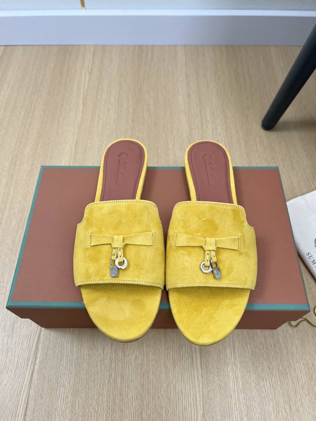 高版本 Loro Piana 2025L P2055春夏新品 专柜最新走秀款拖鞋系列泰裤辣！妥妥神器一枚 很有型 很轻便，脚感满分夏天真的太需要百搭鞋了，怎么搭