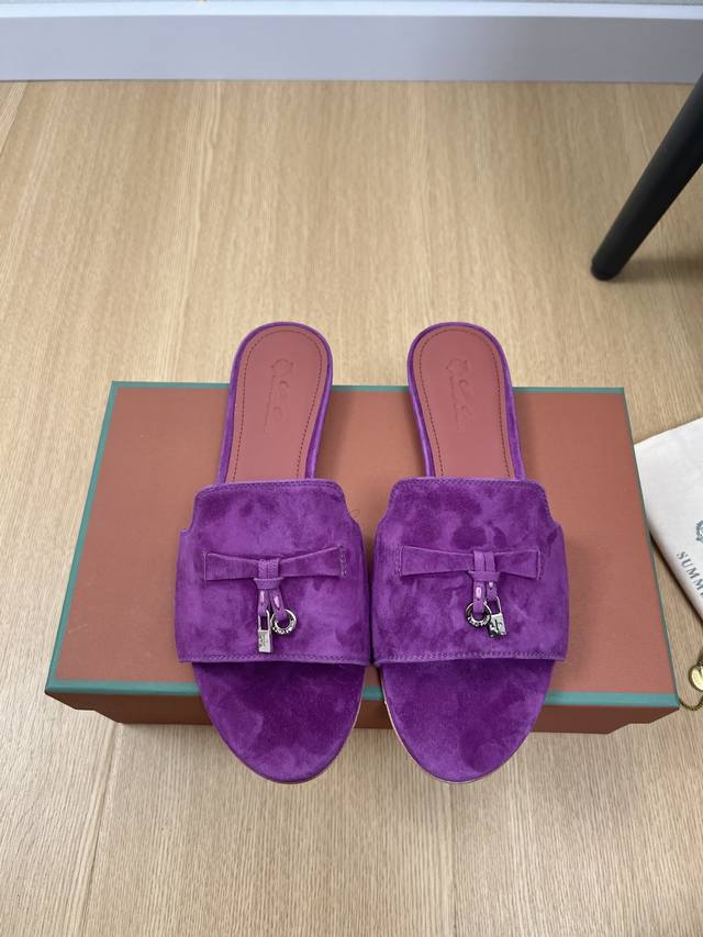 高版本 Loro Piana 2025L P2055春夏新品 专柜最新走秀款拖鞋系列泰裤辣！妥妥神器一枚 很有型 很轻便，脚感满分夏天真的太需要百搭鞋了，怎么搭