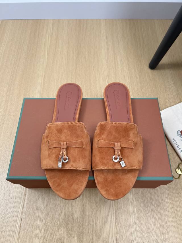 高版本 Loro Piana 2025L P2055春夏新品 专柜最新走秀款拖鞋系列泰裤辣！妥妥神器一枚 很有型 很轻便，脚感满分夏天真的太需要百搭鞋了，怎么搭