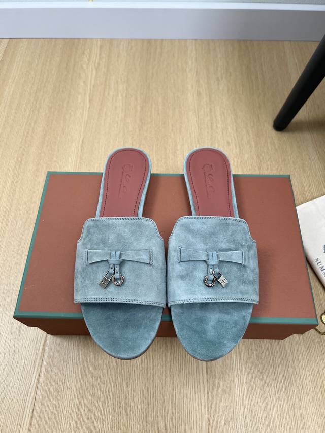 高版本 Loro Piana 2025L P2055春夏新品 专柜最新走秀款拖鞋系列泰裤辣！妥妥神器一枚 很有型 很轻便，脚感满分夏天真的太需要百搭鞋了，怎么搭
