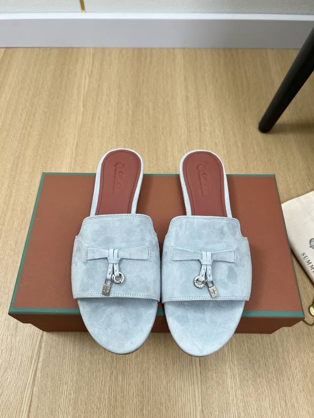 高版本 Loro Piana 2025L P2055春夏新品 专柜最新走秀款拖鞋系列泰裤辣！妥妥神器一枚 很有型 很轻便，脚感满分夏天真的太需要百搭鞋了，怎么搭