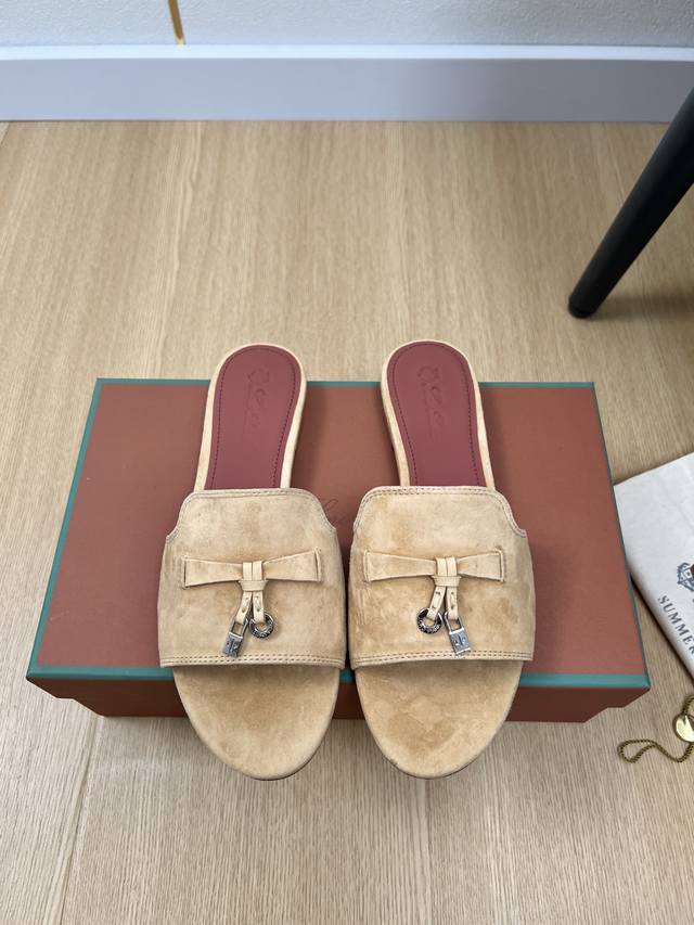 高版本 Loro Piana 2025L P2055春夏新品 专柜最新走秀款拖鞋系列泰裤辣！妥妥神器一枚 很有型 很轻便，脚感满分夏天真的太需要百搭鞋了，怎么搭