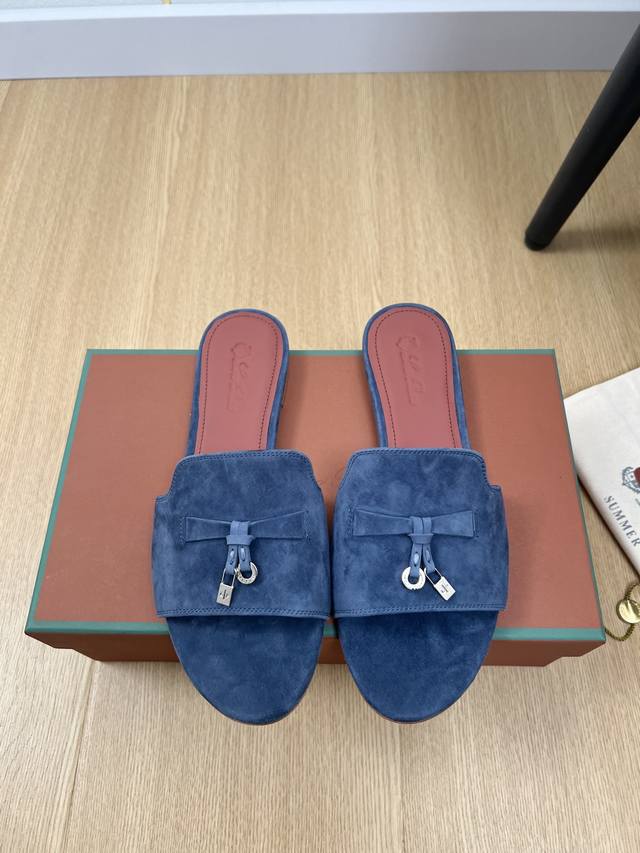 高版本 Loro Piana 2025L P2055春夏新品 专柜最新走秀款拖鞋系列泰裤辣！妥妥神器一枚 很有型 很轻便，脚感满分夏天真的太需要百搭鞋了，怎么搭