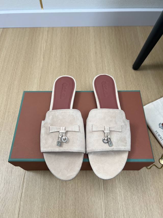 高版本 Loro Piana 2025L P2055春夏新品 专柜最新走秀款拖鞋系列泰裤辣！妥妥神器一枚 很有型 很轻便，脚感满分夏天真的太需要百搭鞋了，怎么搭