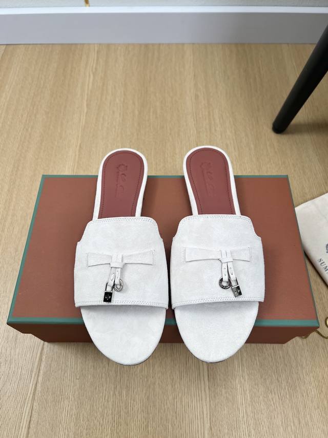 高版本 Loro Piana 2025L P2055春夏新品 专柜最新走秀款拖鞋系列泰裤辣！妥妥神器一枚 很有型 很轻便，脚感满分夏天真的太需要百搭鞋了，怎么搭