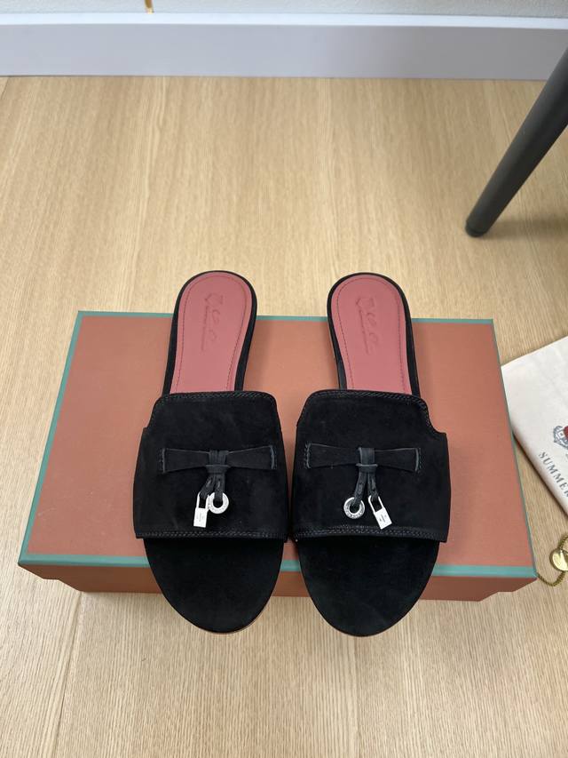 高版本 Loro Piana 2025L P2055春夏新品 专柜最新走秀款拖鞋系列泰裤辣！妥妥神器一枚 很有型 很轻便，脚感满分夏天真的太需要百搭鞋了，怎么搭