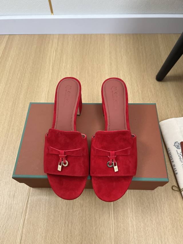 高版本 Loro Piana 2025L P2055春夏新品 专柜最新走秀款拖鞋系列泰裤辣！妥妥神器一枚 很有型 很轻便，脚感满分夏天真的太需要百搭鞋了，怎么搭