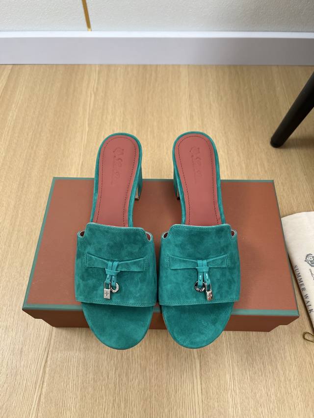 高版本 Loro Piana 2025L P2055春夏新品 专柜最新走秀款拖鞋系列泰裤辣！妥妥神器一枚 很有型 很轻便，脚感满分夏天真的太需要百搭鞋了，怎么搭