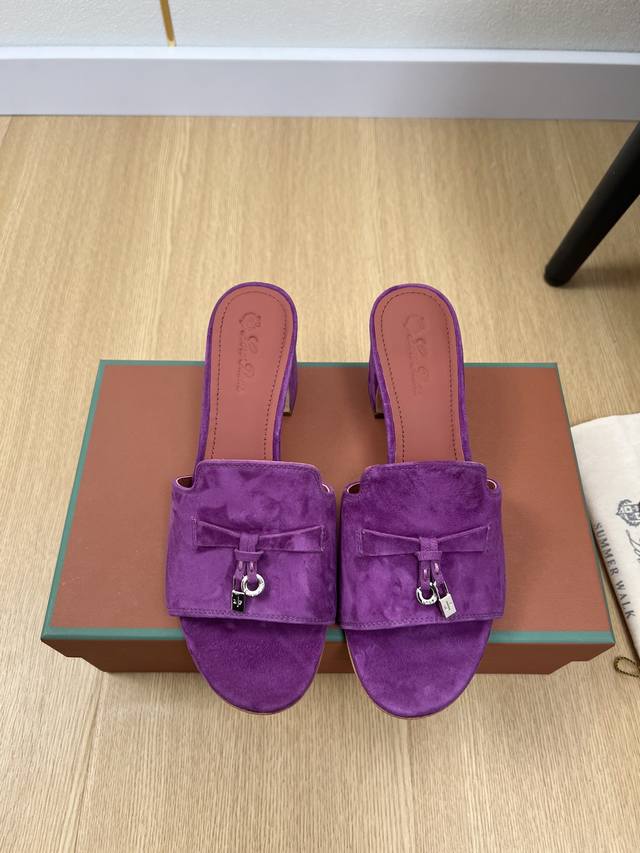 高版本 Loro Piana 2025L P2055春夏新品 专柜最新走秀款拖鞋系列泰裤辣！妥妥神器一枚 很有型 很轻便，脚感满分夏天真的太需要百搭鞋了，怎么搭