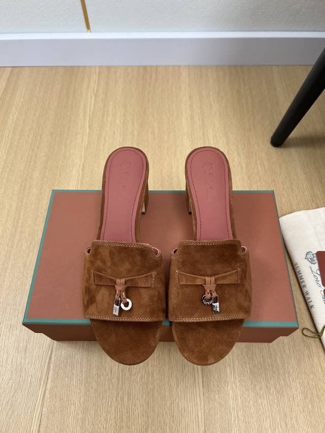 高版本 Loro Piana 2025L P2055春夏新品 专柜最新走秀款拖鞋系列泰裤辣！妥妥神器一枚 很有型 很轻便，脚感满分夏天真的太需要百搭鞋了，怎么搭