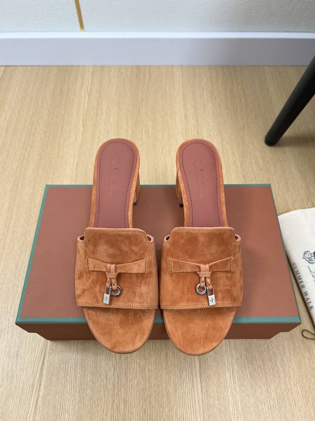 高版本 Loro Piana 2025L P2055春夏新品 专柜最新走秀款拖鞋系列泰裤辣！妥妥神器一枚 很有型 很轻便，脚感满分夏天真的太需要百搭鞋了，怎么搭