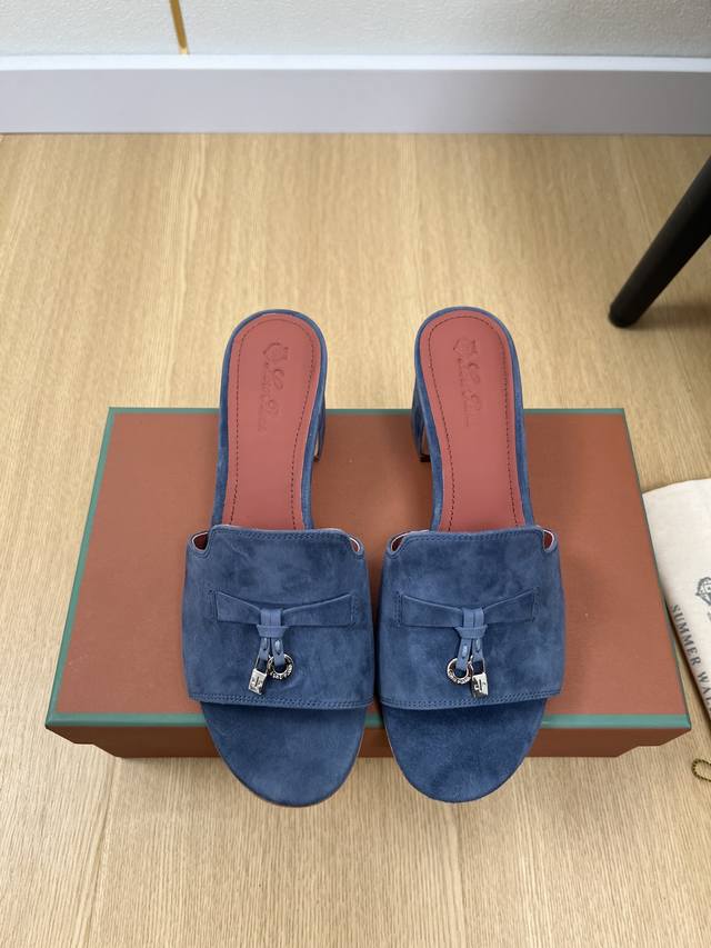 高版本 Loro Piana 2025L P2055春夏新品 专柜最新走秀款拖鞋系列泰裤辣！妥妥神器一枚 很有型 很轻便，脚感满分夏天真的太需要百搭鞋了，怎么搭