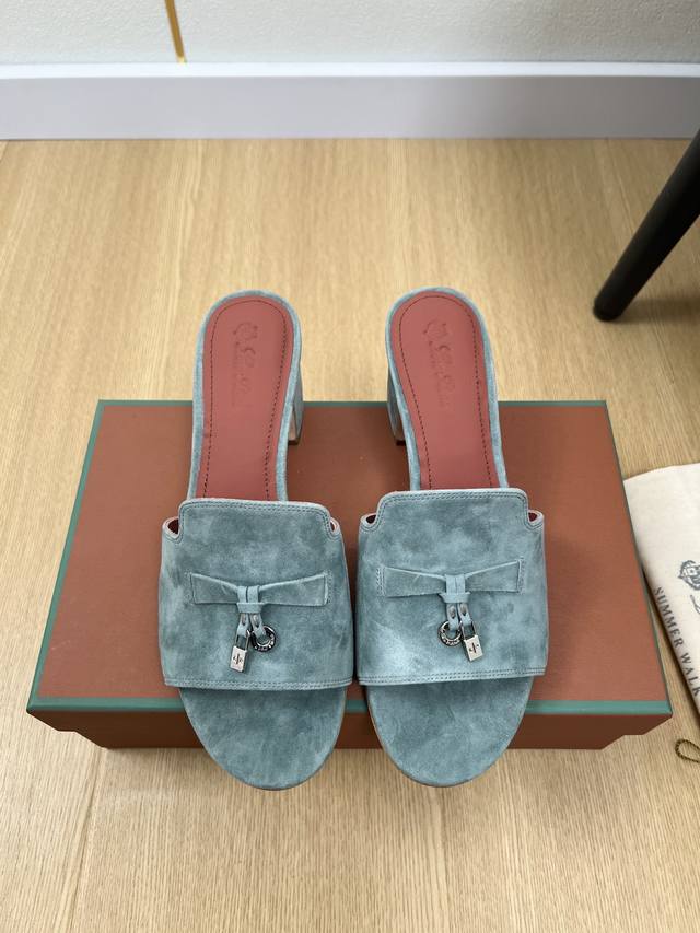 高版本 Loro Piana 2025L P2055春夏新品 专柜最新走秀款拖鞋系列泰裤辣！妥妥神器一枚 很有型 很轻便，脚感满分夏天真的太需要百搭鞋了，怎么搭