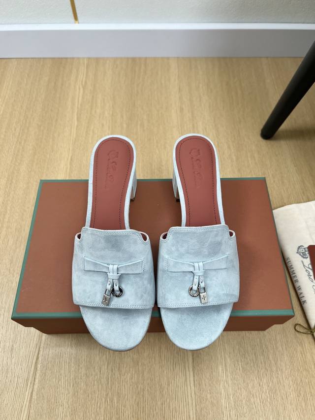 高版本 Loro Piana 2025L P2055春夏新品 专柜最新走秀款拖鞋系列泰裤辣！妥妥神器一枚 很有型 很轻便，脚感满分夏天真的太需要百搭鞋了，怎么搭