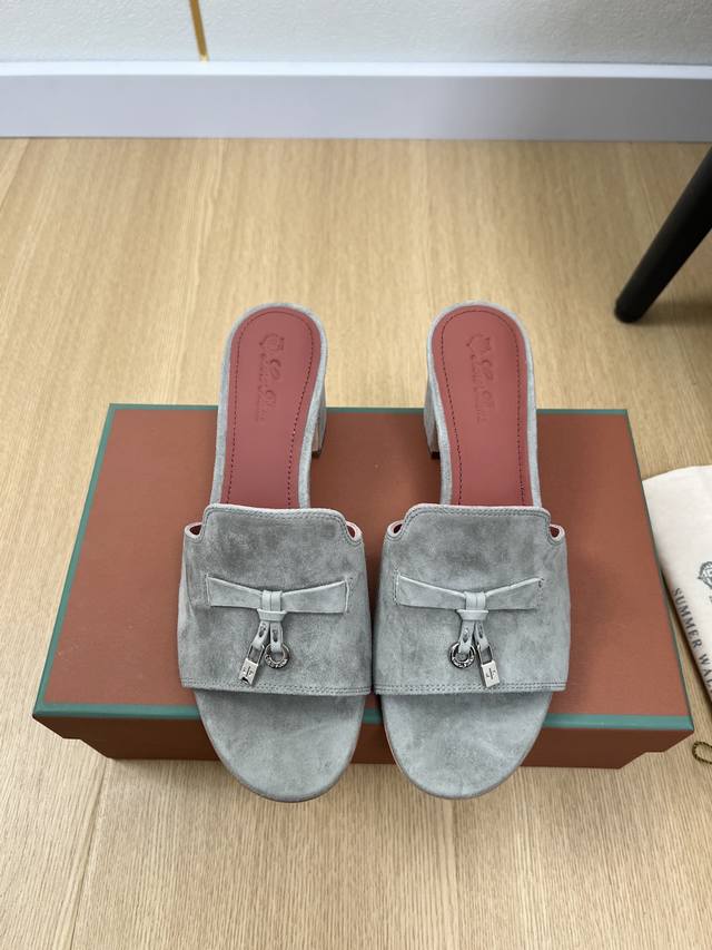 高版本 Loro Piana 2025L P2055春夏新品 专柜最新走秀款拖鞋系列泰裤辣！妥妥神器一枚 很有型 很轻便，脚感满分夏天真的太需要百搭鞋了，怎么搭