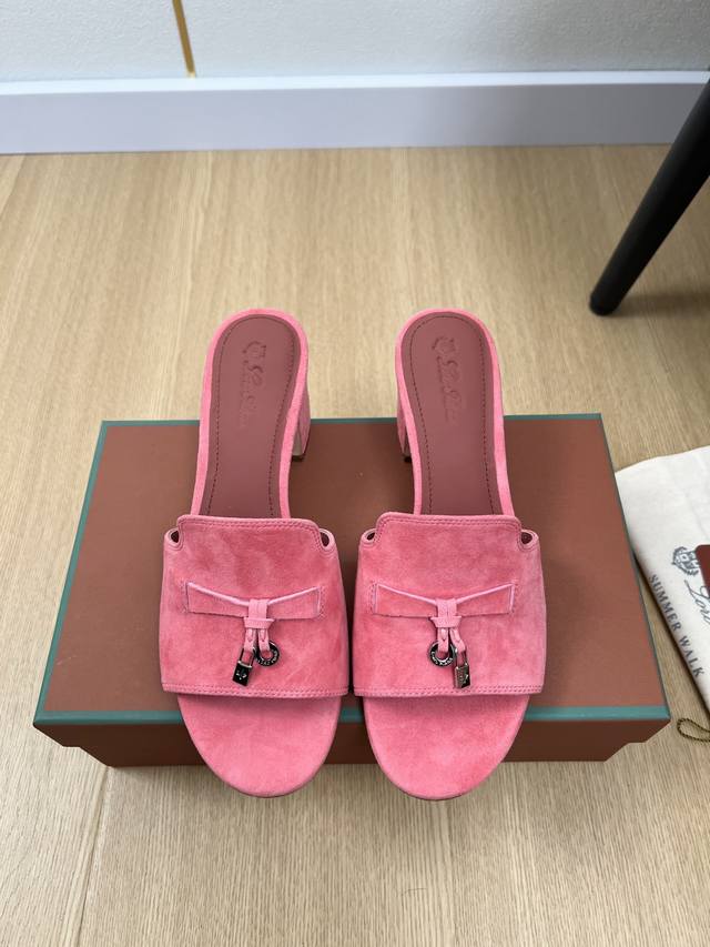 高版本 Loro Piana 2025L P2055春夏新品 专柜最新走秀款拖鞋系列泰裤辣！妥妥神器一枚 很有型 很轻便，脚感满分夏天真的太需要百搭鞋了，怎么搭
