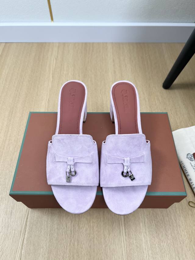 高版本 Loro Piana 2025L P2055春夏新品 专柜最新走秀款拖鞋系列泰裤辣！妥妥神器一枚 很有型 很轻便，脚感满分夏天真的太需要百搭鞋了，怎么搭