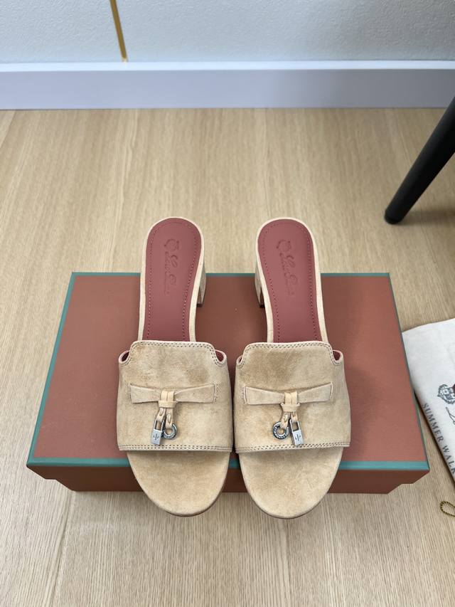 高版本 Loro Piana 2025L P2055春夏新品 专柜最新走秀款拖鞋系列泰裤辣！妥妥神器一枚 很有型 很轻便，脚感满分夏天真的太需要百搭鞋了，怎么搭