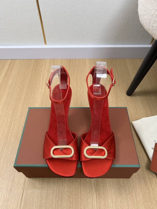 高版本 Loro Piana 2025L P2055春夏新品 专柜最新走秀款坡跟凉鞋系列泰裤辣！妥妥神器一枚 很有型 很轻便，脚感满分夏天真的太需要百搭鞋了，怎